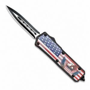 El águila americana vuela hacia arriba con un cuchillo OTF