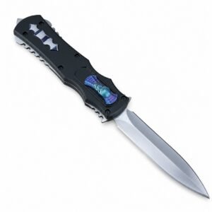 El número 2 salta hacia arriba con un cuchillo OTF